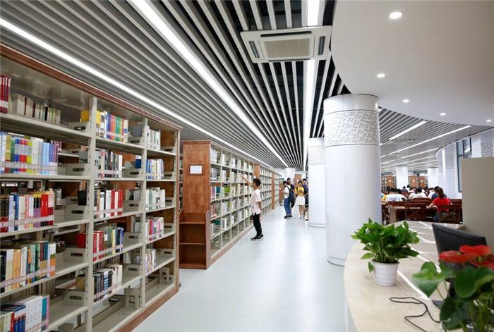 成都中医药大学有图书馆吗?
