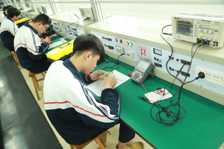 电子电器应用与维修好还是电气运行与控制好