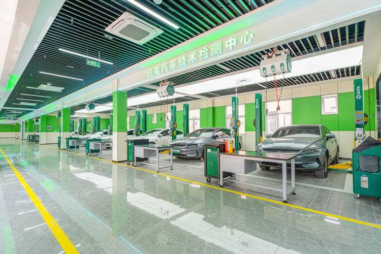 初中毕业后想学汽车维修技能去哪里比较好?