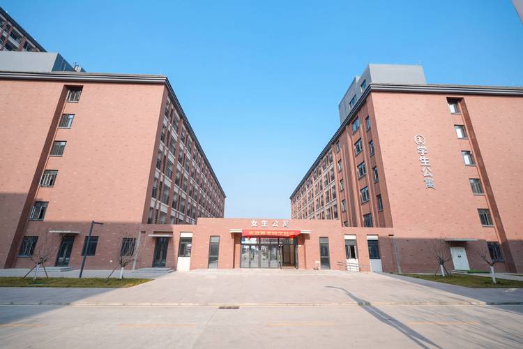 成都市高级技工学校新校区在哪里?做公交怎么做?