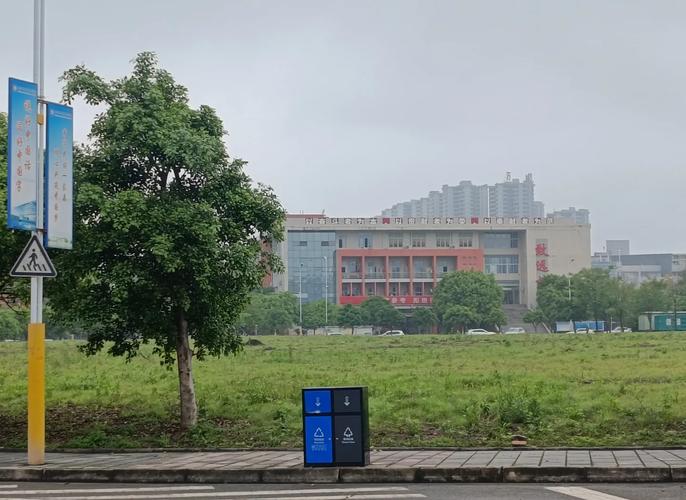 内江那些车站距离内江职业技术学院近啊?