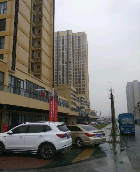 郫县红光技师学院有多少人