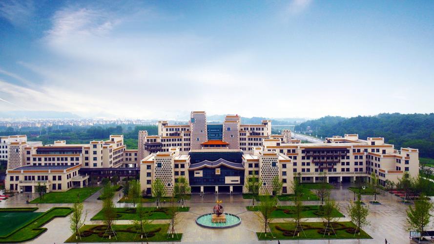 绵阳市航空学校一年学费多少